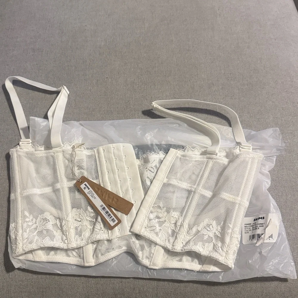 Skims Lace Unlined Balconette Corset | Marble - Picture 6 of 11